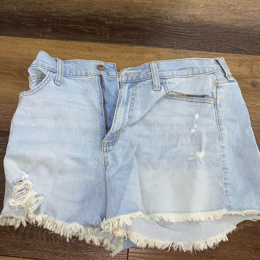 Universal Thread Women’s Light Wash Jean Shorts